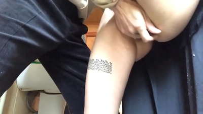 ಶಾಲೆಯ ಬಾತ್ರೂಮ್ನಲ್ಲಿ ಚಿಮುಕಿಸಿ, ನಿಜವಾದ ನೊರೆಯಿಂದ ಕೂಡಿದ ಪರಾಕಾಷ್ಠೆ - ನನ್ನ ಶಿಕ್ಷಕನು ತನ್ನ ಕೈಲಾದಷ್ಟು ಮಾಡಿದನು